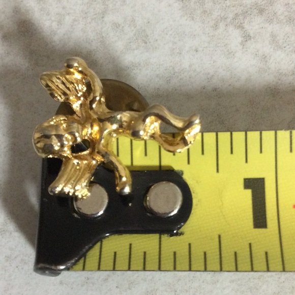 Gold Cupid pin with front leg pose - Picture 6 of 6